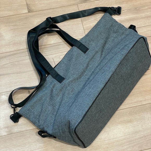 NWOT Hugo Boss Weekender Duffle Bag Unisex Large Travel Gray Black Crossbody - Picture 4 of 15